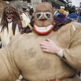 Wiler en Valais a été le théâtre samedi d'une rencontre inédite entre les Peluches, personnages du carnaval d'Evolène et leurs cousins du Lötschental, les Tschäggättä. KEYSTONE/VALENTIN FLAURAUD